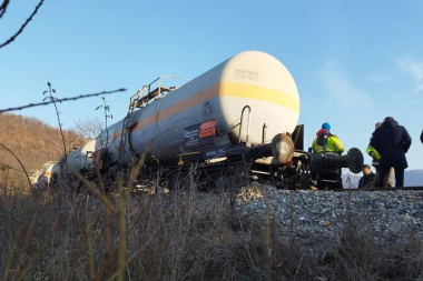 OGLASIO SE "SRBIJA KARGO" POVODOM ISKLIZNUĆA VAGONA KOJI JE PREVOZIO FOSFORNU KISELINU!