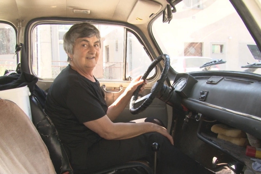 Baka Stojanka za volanom "fiće"