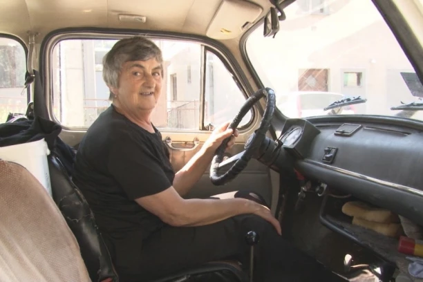 BAKA STOJANKA - NOVOVAROŠKI FLOJD: Već 40 godina se ne odvaja od "fiće", krstari putevima Srbije u svom belom lepotanu (FOTO)