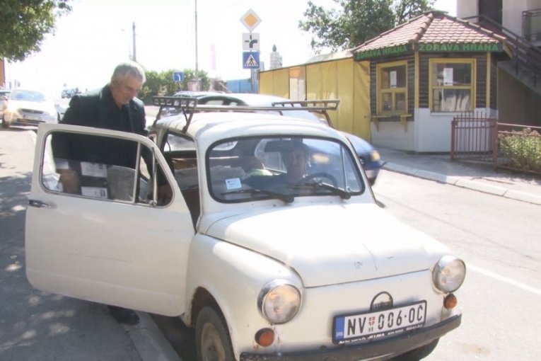 Baka Stojanka vozi "fiću"