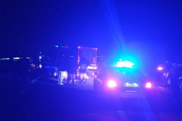 STRAVIČNA SAOBRAĆAJNA NESREĆA U ARANĐELOVCU! Automobil udario u stub i prevrnuo se, dve osobe teško povređene!