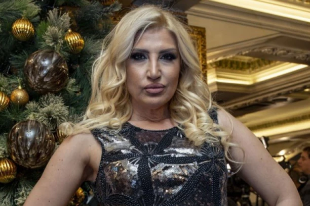 "NIŠTA NIJE ISTO KADA IZGUBIŠ OBA RODITELJA" Jovana Tipšin u potresnoj ispovesti ogolila dušu o pokojnoj majci, pa priznala da praznike uvek provede u SUZAMA! (VIDEO)