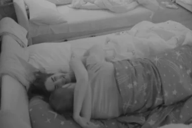 "OVAKO IZGLEDA KADA TATA LJUBI ĆERKU" Anđela ne silazi sa Zvezdana, više ne može da se obuzda ni pred zadrugarima!