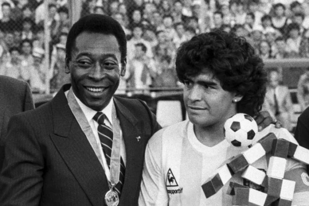 OVAKO SE POŠTUJU LEGENDE! Napolitanci "PREŠLI IGRICU": Pele i Maradona zajedno na nebu uz JAKU PORUKU! (FOTO)