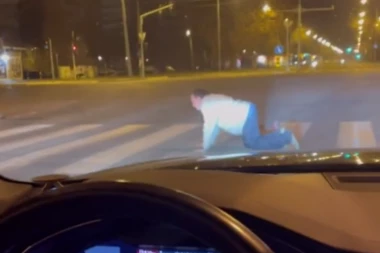 ŠOKANTAN PRIZOR NA ULICAMA BEOGRADA! Čovek prelazi ulicu PUZEĆI! (VIDEO)