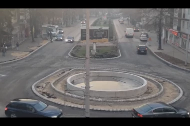 NADAM SE DA NEĆE BITI ŽRTAVA PRVA 24 SATA! Novi kružni tok u Tesliću postao hit na internetu: Svi se pitaju šta ovi ljudi rade! (VIDEO)