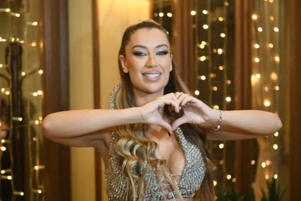 TEA OGOLILA DUŠU PRED NOVU GODINU: Priznala čiju poruku očekuje u PONOĆ, pa se direktno obratila ljubomornim koleginicama!