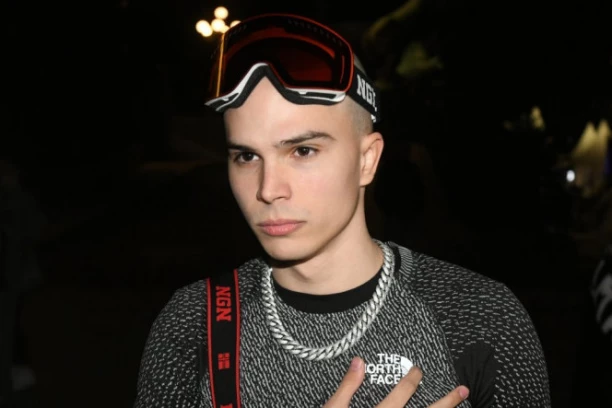 VOJAŽ ISPRED SKUPŠTINE ZA DOČEK: Reper otvorio dušu pred nastup, pa priznao da je večeras sa njim POSEBNA OSOBA! (VIDEO)