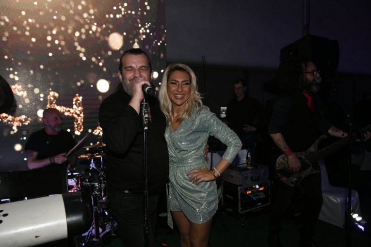 Jovana Jeremić zapevala sa Acom Lukasom na njegovom nastupu za Novu godinu 2023