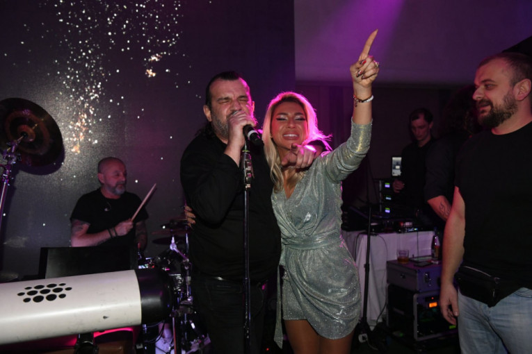 Jovana Jeremić zapevala sa Acom Lukasom na njegovom nastupu za Novu godinu 2023