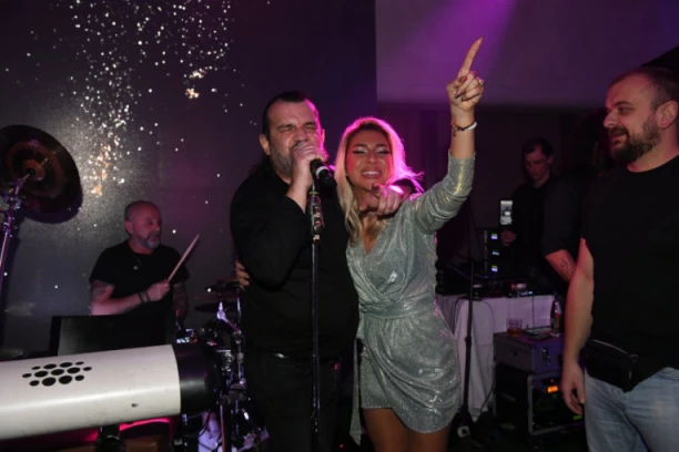 JOVANA JEREMIĆ SE POPELA KOD LUKASA NA BINU: Voditeljka se latila mikrofona u najluđoj noći, pogledajte fotke sa lica mesta (FOTO)