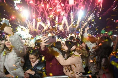 SPEKTAKULARAN DOČEK 2023. ISPRED SKUPŠTINE (FOTO, VIDEO)