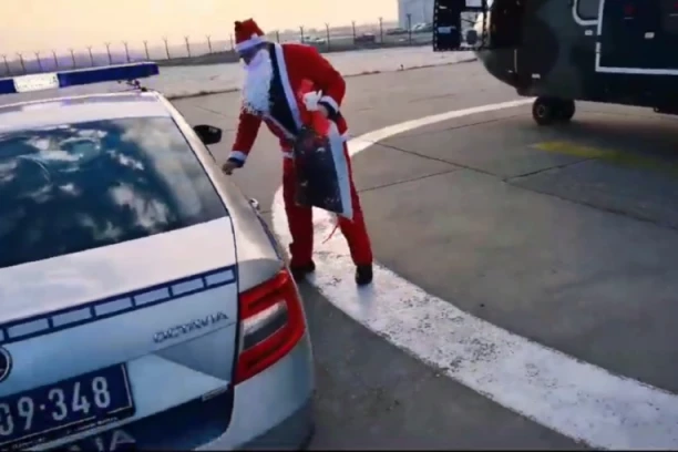 PRIPADNICI MUP-A PRITEKLI DEDA MRAZU U POMOĆ! Paketići bezbedno stigli do sve dece! (VIDEO)