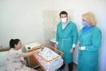ALEKSANDAR ŠAPIĆ I DARIJA KISIĆ OBIŠLI PRVE BEBE ROĐENE U OVOJ GODINI! Majkama uručeni vredni pokloni!