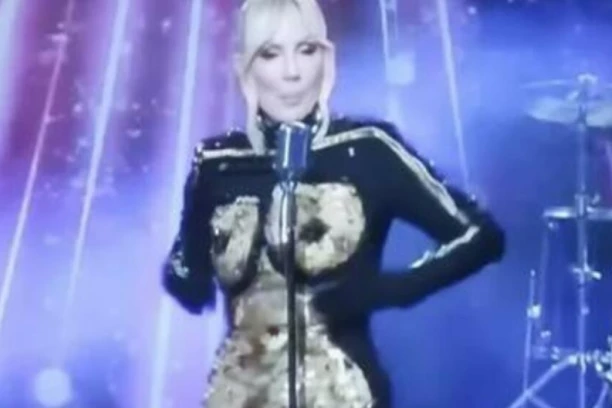 VEĆ IMAMO NAJVEĆI BLAM 2023. GODINE: Lepa Brena šokirala javnost skandaloznom haljinom za Novu godinu (FOTO)