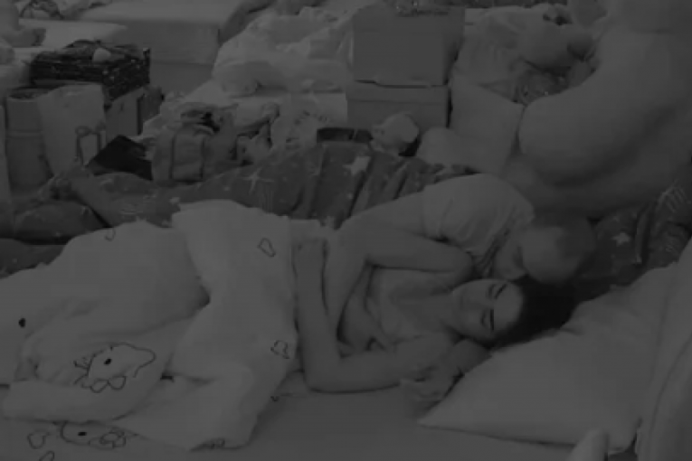 Zvezdan Slavnić mazi Anđelu Đuričić po grudima