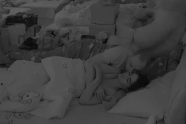 MESI, MESI, NEĆE NIŠTA DA TI ŠKODI: Zvezdan iskoristio priliku dok je Anđela spavala, ispipao je gole grudi! (VIDEO)