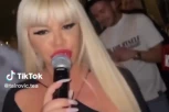 HIT SNIMAK DARE BUBAMARE: Zamalo progutala mikrofon, celog ga umuljavila karminom, svi gledaju u neverici (VIDEO)