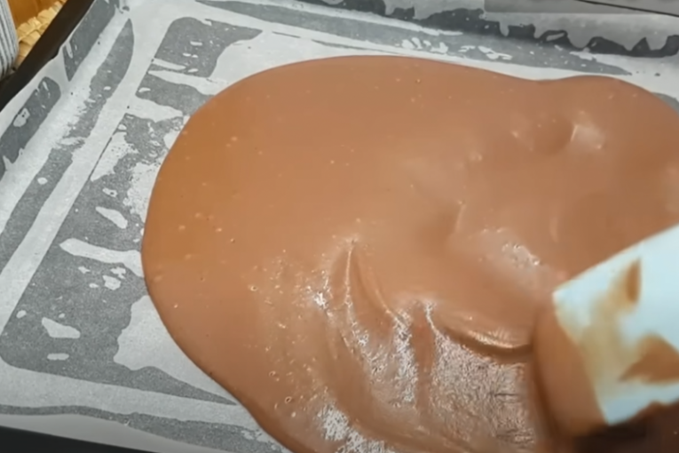 Izlivanje smese u pleh