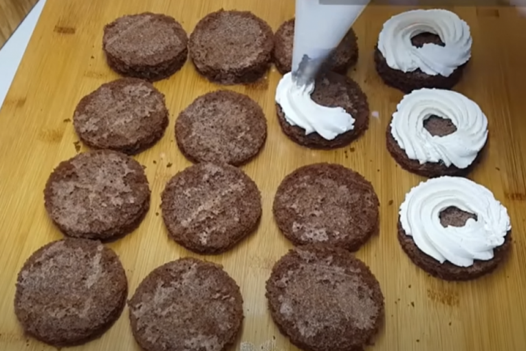 Sipanje šlaga na koru