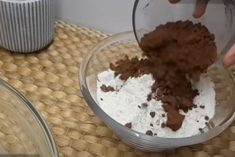 Mešanje brašna i kakao praha