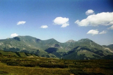 KFOR GA IZVLAČIO HELIKOPTEROM! Britanski diplomata se okliznuo i pao niz stenu, DRAMA NA ŠAR-PLANINI! (FOTO)