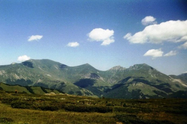 KFOR GA IZVLAČIO HELIKOPTEROM! Britanski diplomata se okliznuo i pao niz stenu, DRAMA NA ŠAR-PLANINI! (FOTO)