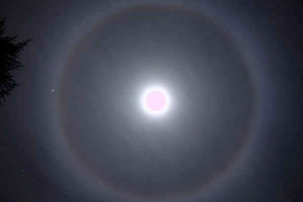 OVO JE LOŠ ZNAK: Misteriozni oreol iznad Meseca u Nišu, čudan fenomen za astronome ne sluti na dobro!