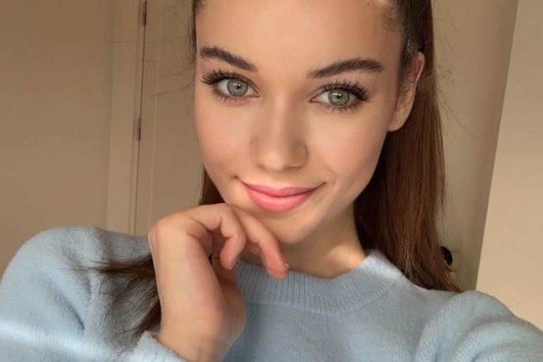 Afra se slika prednjom kamerom