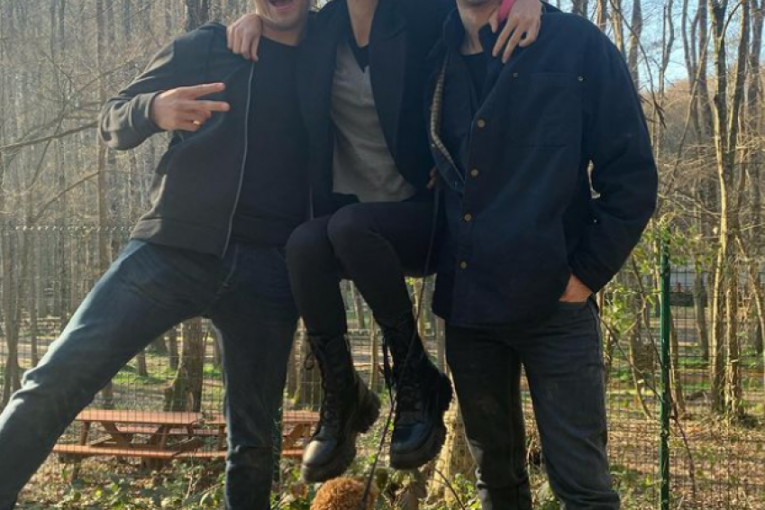 Afra sa kolegom Mertom i bivšim dečkom