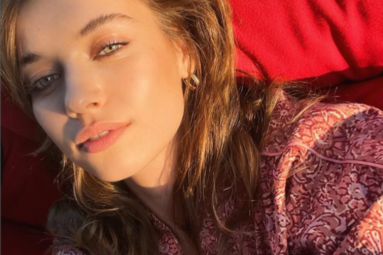 Afra minimalno našminkana