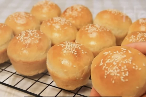 NIKADA MEKŠE PECIVO OD JEDNOG KROMPIRA: Ukus koji se pamti!