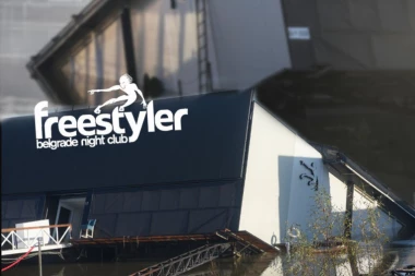 JADAN PRIZOR, SAVA GOTOVO "PROGUTALA" FRISTAJLER: Splav još uvek nije sklonjen, a prošlo mesec dana od njegovog potonuća (VIDEO)