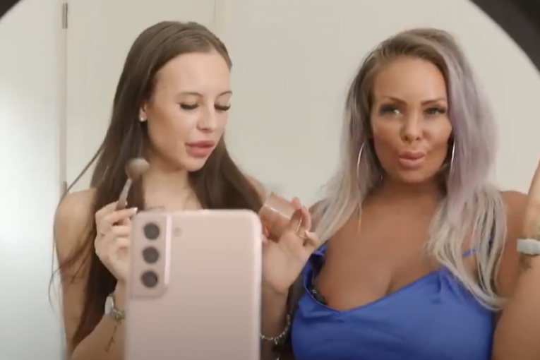 Mama i ćerka pokazuju kako se snimaju