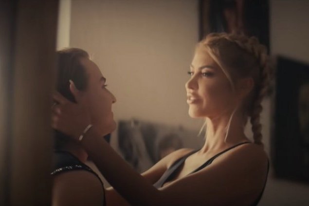 Snežana Borjan u spotu za pesmu "Da te ne volim"