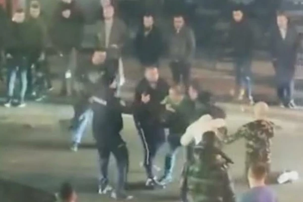 MASOVNA TUČA U NOVOM PAZARU: Obračun ispred kafića - sevale pesnice (FOTO)