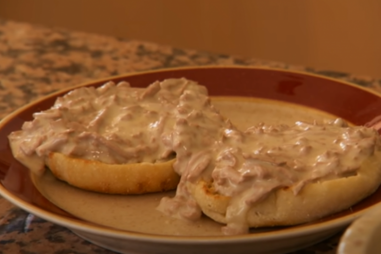 Ejmi priprema hranu za mačke za ručak