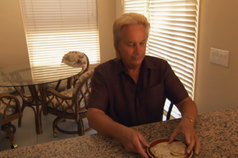 Bivši suprug jede hranu koju mu je pripremila