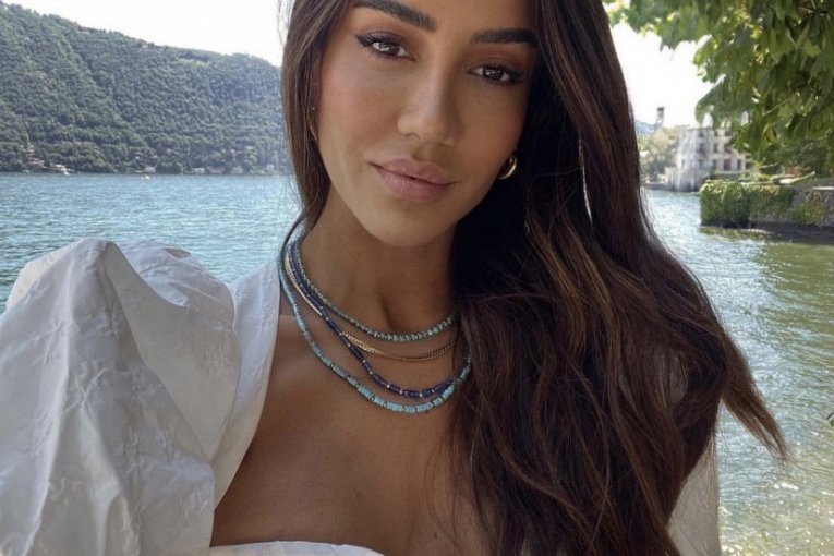 Tamara u beloj bluzici sa dužom kosom