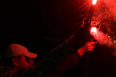 OPŠTA MAKLJAŽA DELIJA I GROBARA U KRNJAČI! Tukli se u autobusu zbog derbija - onda počeli da biju i PUTNIKE!