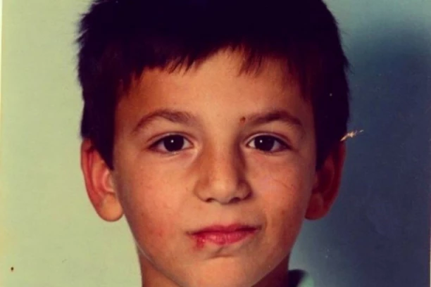 DA LI PREPOZNAJETE ZADRUGARA SA SLIKE? Važi za najfatalnijeg zavodnika, nema koja nije pala na njegov šarm, a od malih nogu je pravio haos (FOTO)