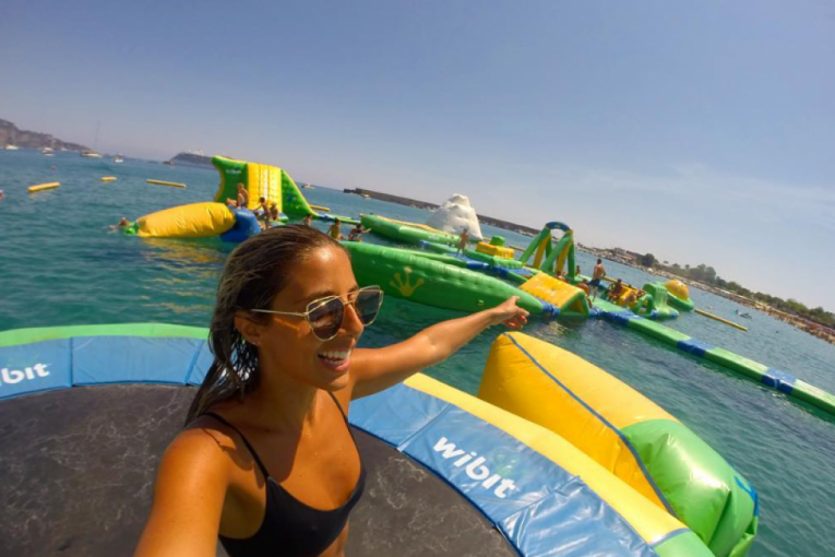 Tesa uživa na odmoru na moru