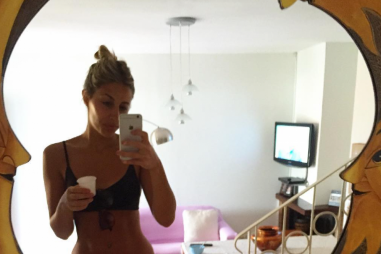 Tesa pokazuje telo u kupaćem