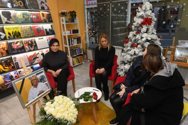 Estrada odala počast Zoranu Kaleziću