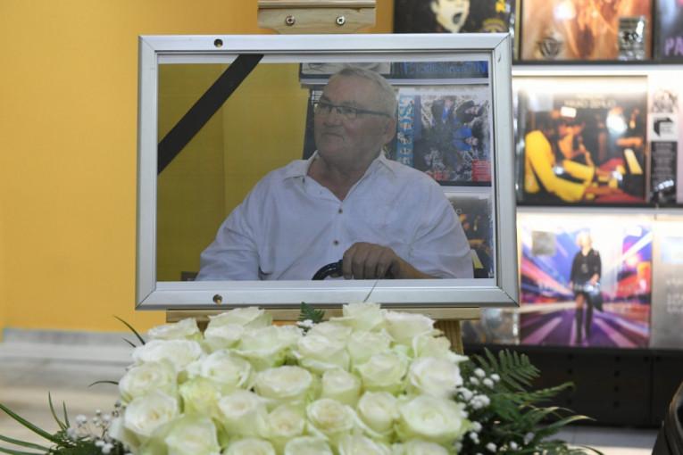 Estrada odala počast Zoranu Kaleziću