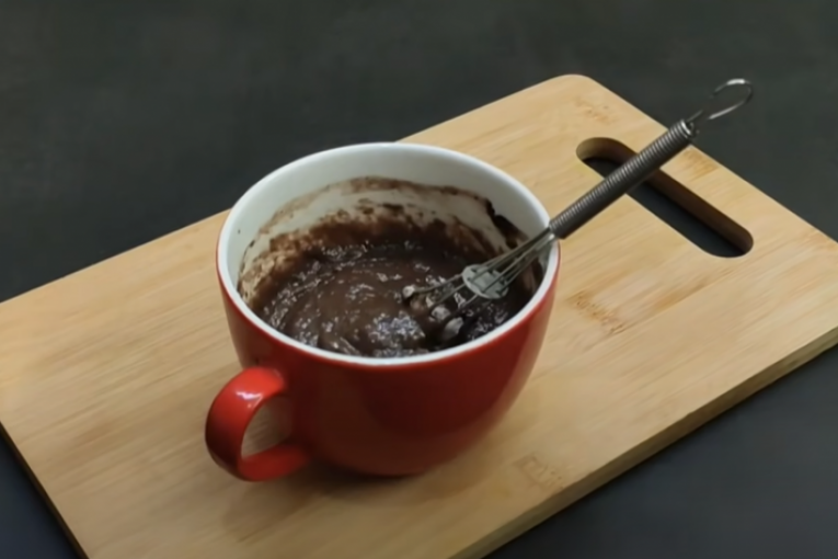 Smesa za kolač pre dodavanja još kašika mleka