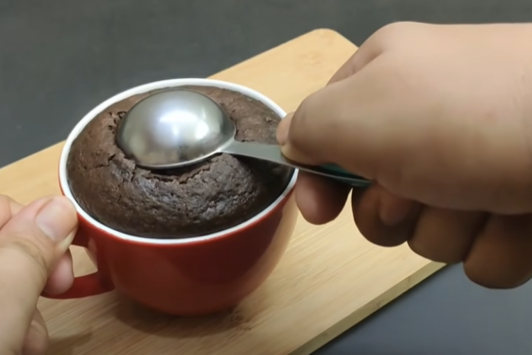 Izdubljivanje kolača kašikom u sredini