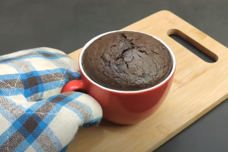 Kolač izvađen iz mikrotalasne