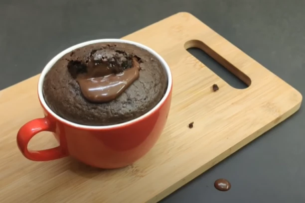 ČOKO LAVA KOLAČ SPREMAN ZA DVA MINUTA: Slatko uživanje iz mikrotalasne - mere na kašiku!