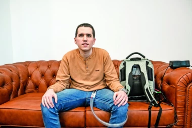 DUŠAN NOSI SRCE U TORBI: Beskrajno hrabrog momka iz Leskovca u životu održava mašina